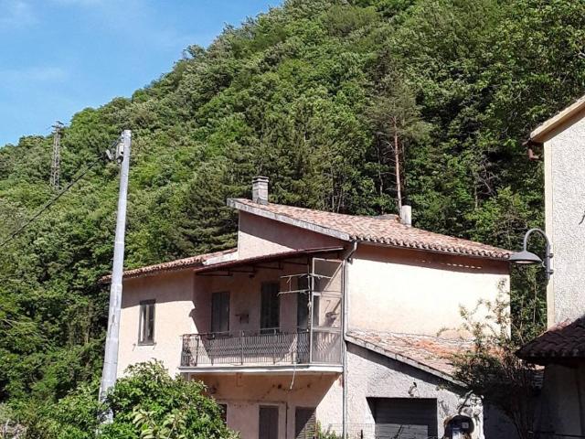 Villa in vendita a Serravalle di Chienti MC