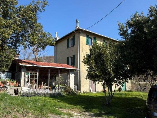 Villa in vendita a Serra Riccò GE