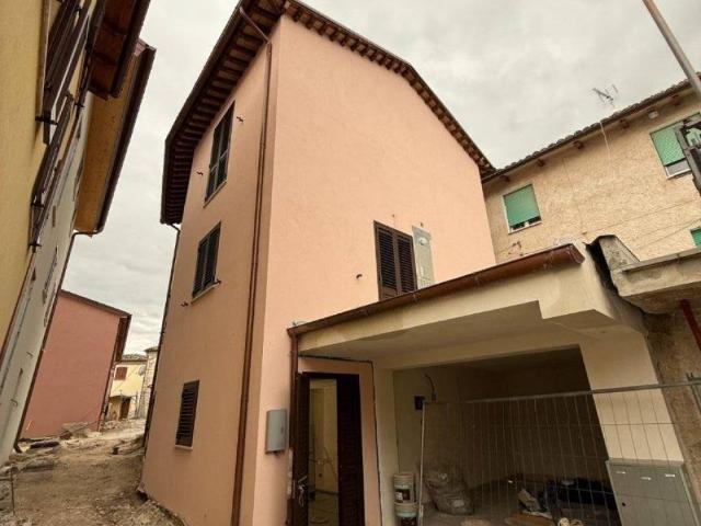 Villa in vendita a Serrapetrona MC
