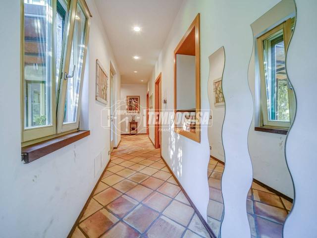 Villa in vendita a Sesto Calende