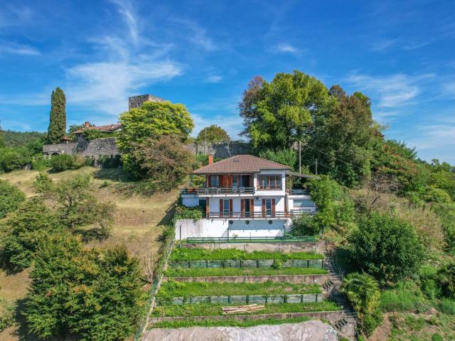 Villa in vendita a Sesto Calende