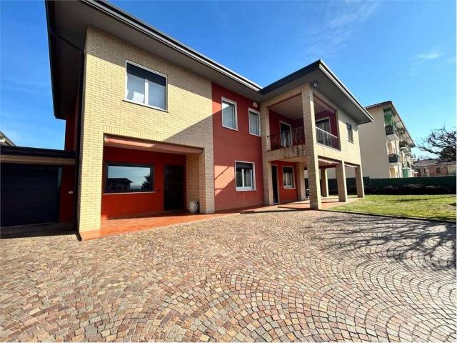 Villa in vendita a Sesto Calende VA