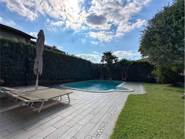 Villa in vendita a Sesto Calende VA