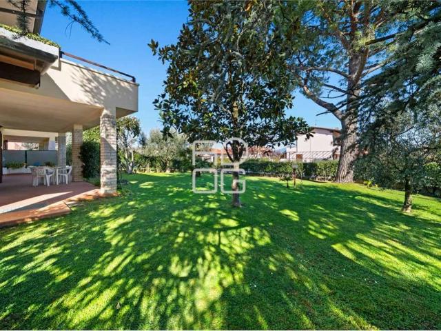 Villa in vendita a Sirmione BS