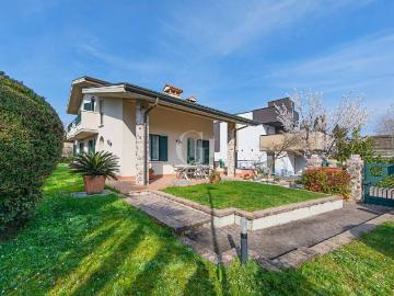 Villa in vendita a Sirmione BS