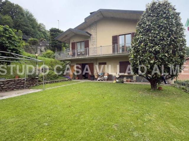 Villa in vendita a Strozza BG