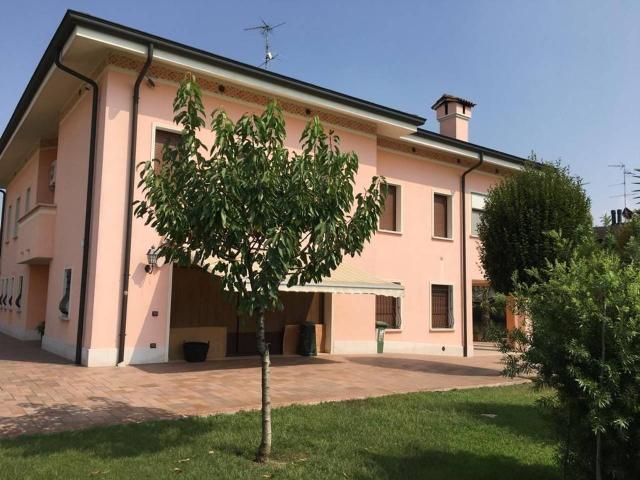 Villa in vendita a Suzzara