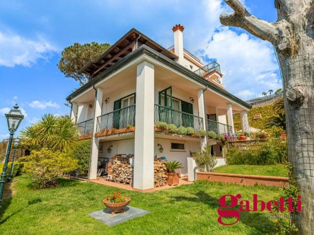 Villa in vendita a Pozzuoli NA