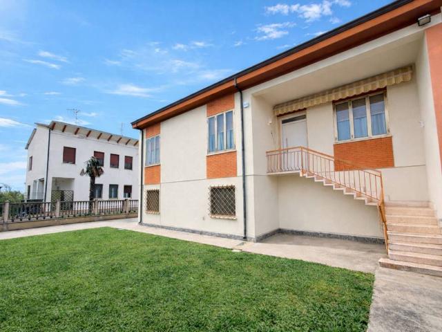 Villa in vendita a Poggio Rusco MN