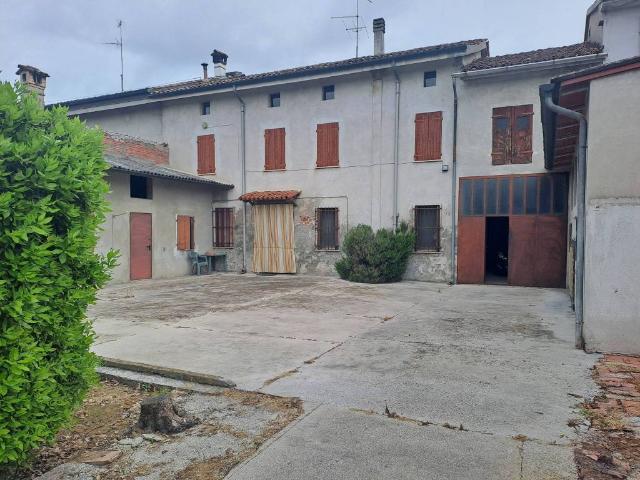 Villa in vendita a Pomponesco MN