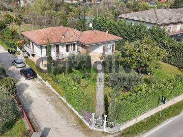 Villa in vendita a Ponti sul Mincio MN