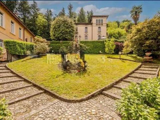 Villa in vendita a Porto Ceresio VA