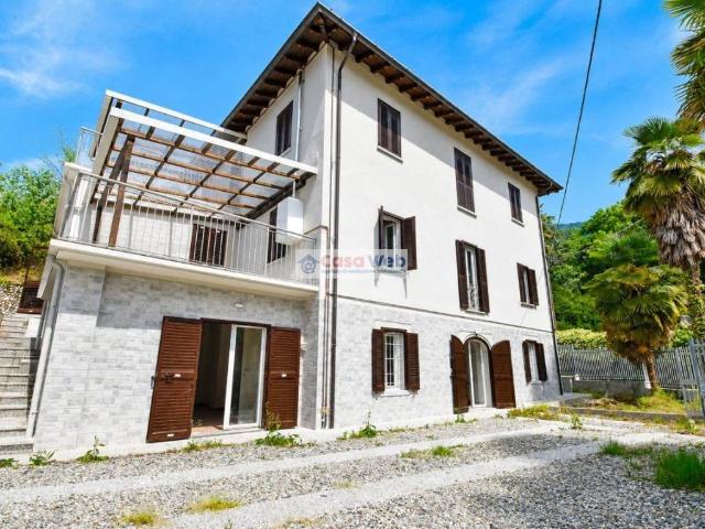 Villa in vendita a Porto Valtravaglia VA