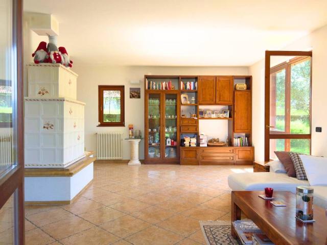 Villa in vendita a Porto Valtravaglia VA