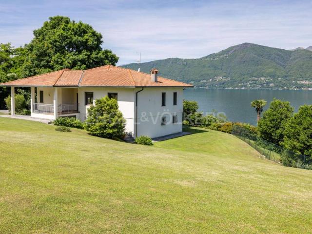 Villa in vendita a Porto Valtravaglia VA
