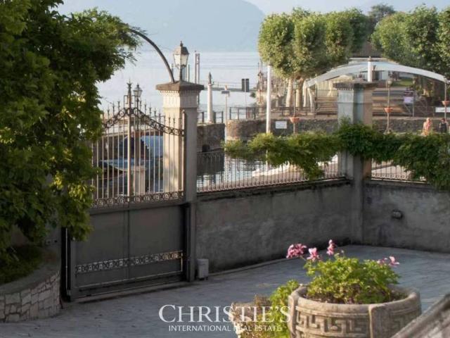Villa in vendita a Porto Valtravaglia VA