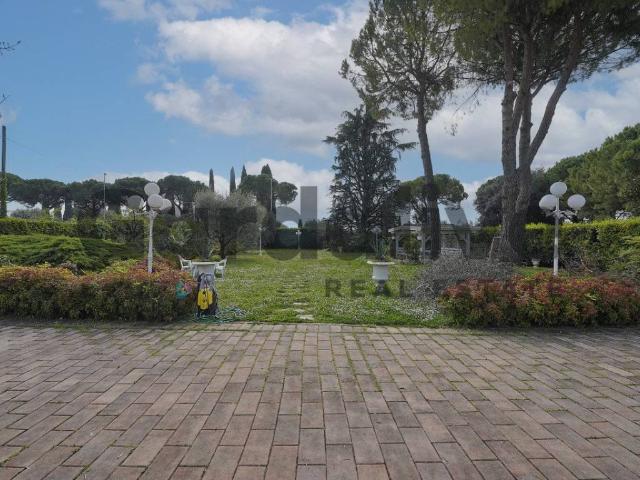 Villa in vendita a Padenghe sul Garda BS
