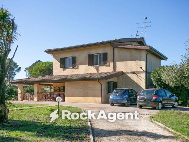 Villa in vendita a Palombara Sabina RM