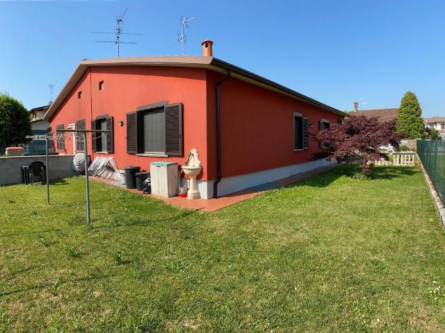 Villa in vendita a Pandino CR