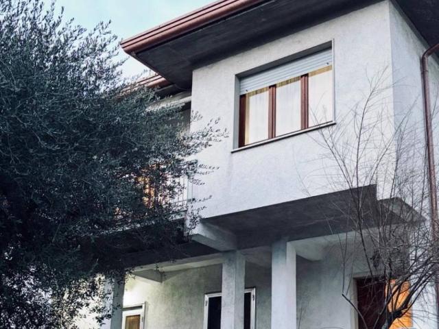 Villa in vendita a Peschiera del Garda VR