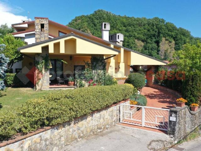 Villa in vendita a Piazza al Serchio LU