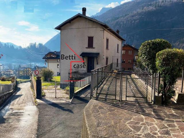 Villa in vendita a Piazza Brembana BG