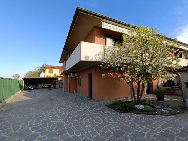Villa in vendita a Pieve d'Olmi CR