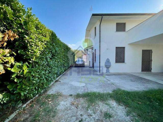 Villa in vendita a Pieve Porto Morone PV