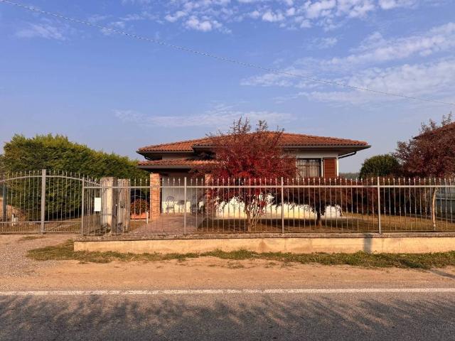 Villa in vendita a Pieve Porto Morone PV