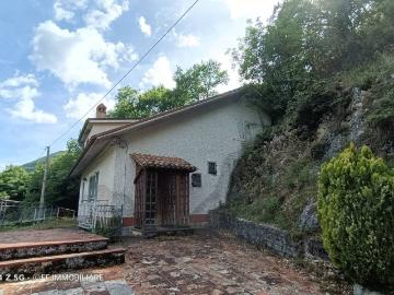 Villa in vendita a Pioraco MC