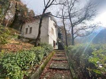 Villa in vendita a Pioraco MC