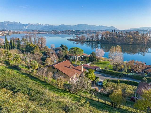 Villa in vendita a Pusiano CO