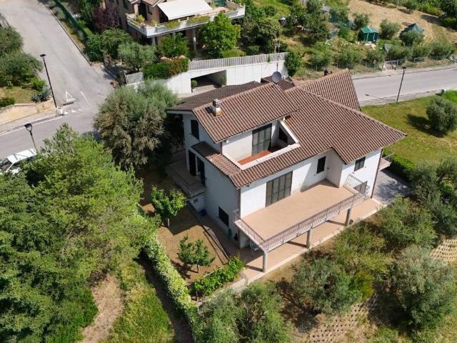 Villa in vendita a Rotella AP