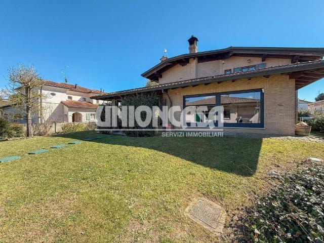 Villa in vendita a Rovellasca CO