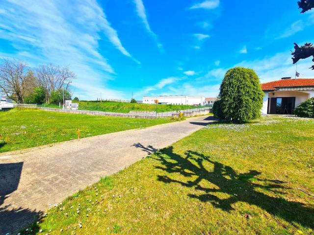 Villa in vendita a Rovellasca CO
