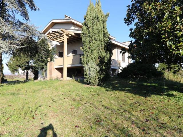 Villa in vendita a Roverbella MN