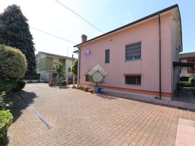 Villa in vendita a Roverbella MN