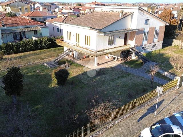 Villa in vendita a Roverbella MN