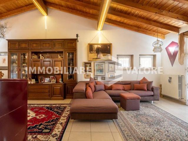 Villa in vendita a Roverbella MN