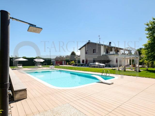 Villa in vendita a Robecco sul Naviglio MI