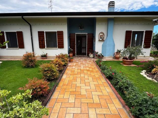 Villa in vendita a Rodigo MN