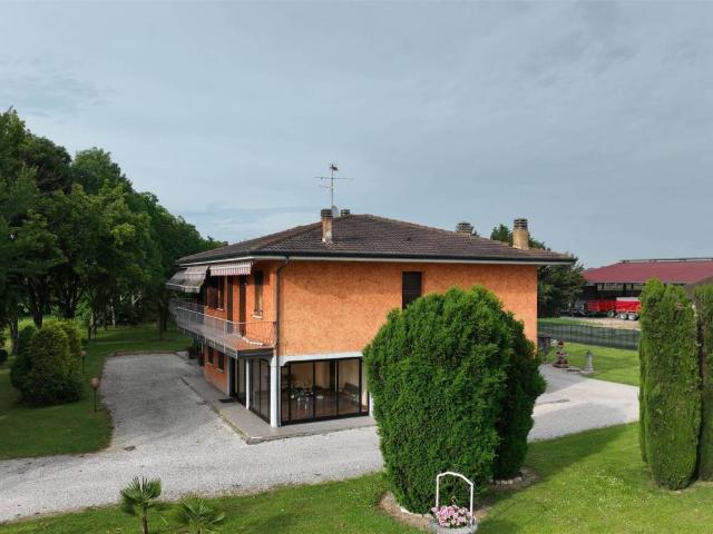 Villa in vendita a Rodigo MN