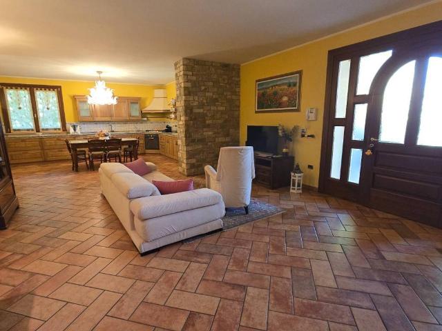 Villa in vendita a Rodigo MN
