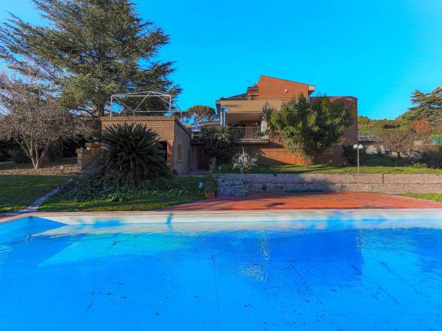 Villa in vendita a Roma RM