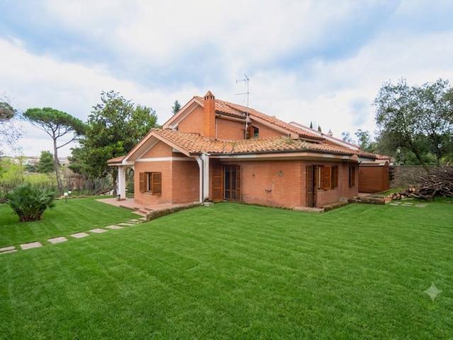 Villa in vendita a Roma RM