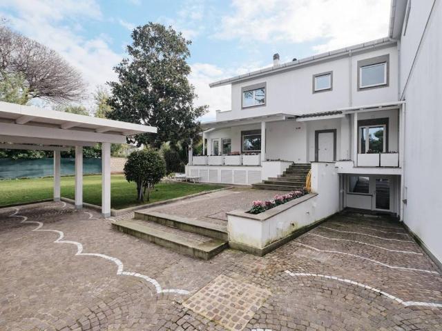 Villa in vendita a Roma RM