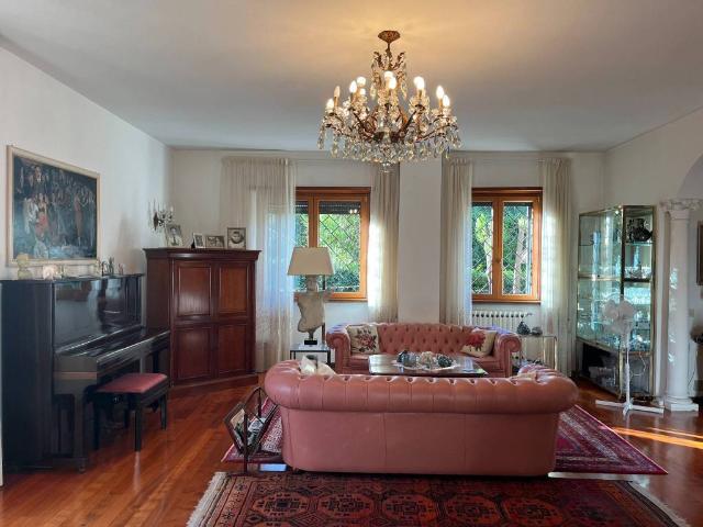 Villa in vendita a Roma RM