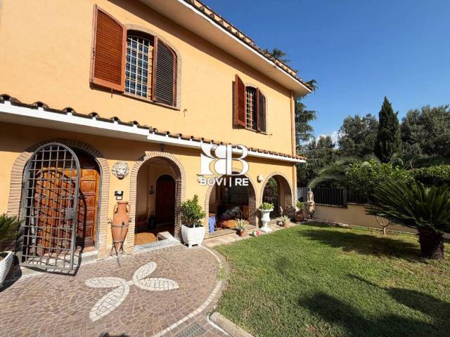 Villa in vendita a Roma RM