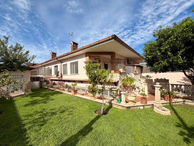 Villa in vendita a Roma RM