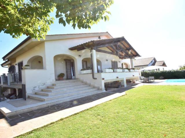 Villa in vendita a Roma RM